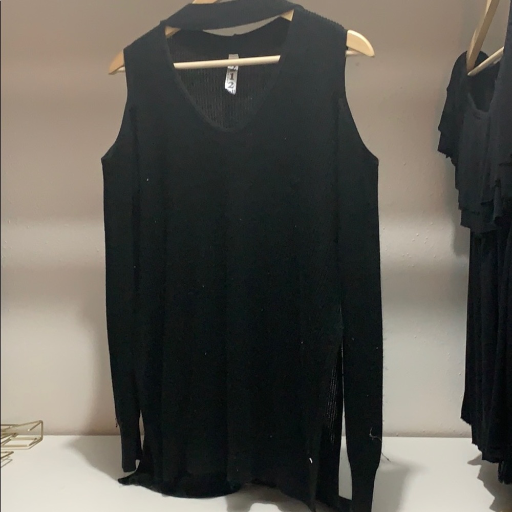 Black cold shoulder
